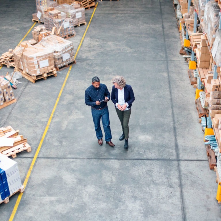 集线集团团队成员提供全面的CPG物流