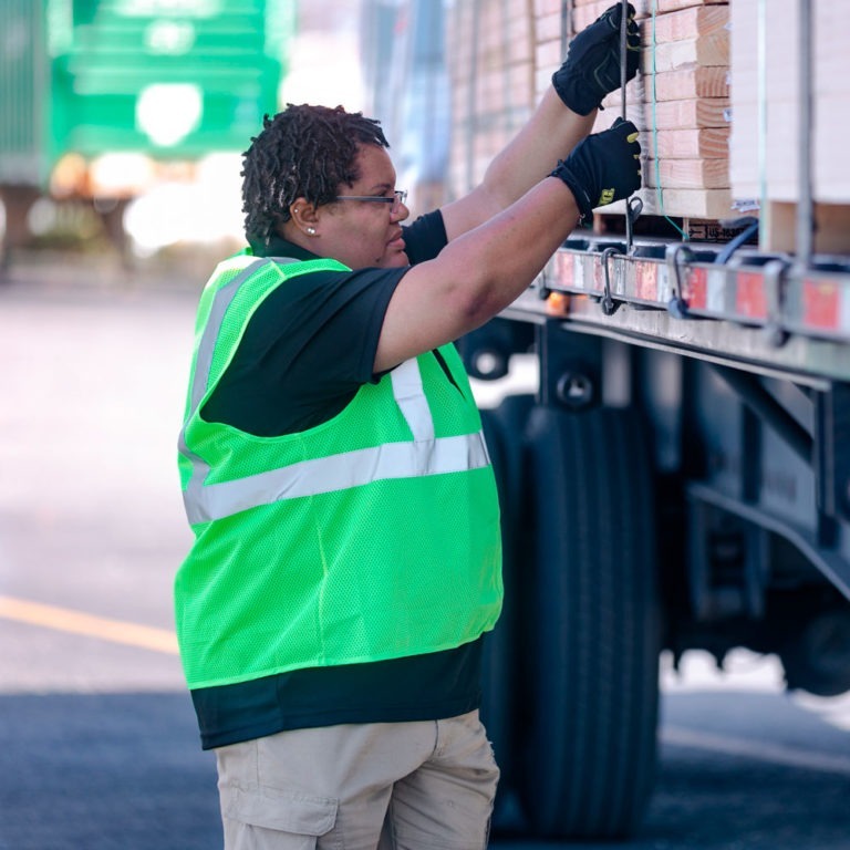 为平板卡车运输服务的集线器小组包装货物