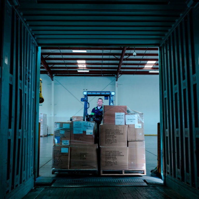 Hub Group团队将集装箱货运管理解决方案装载到卡车上