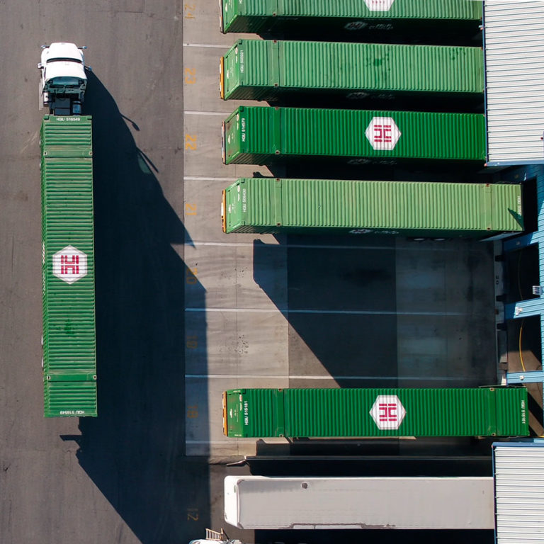 绿色枢纽集团卡车提供强大的零售物流服务和解决方案