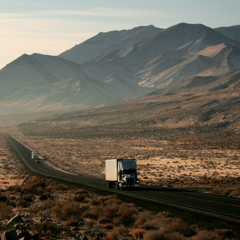 枢纽集团卡车驾驶越野，提供供应链解决方案和卡车装载服务