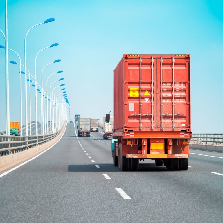 红色卡车在路上运送海运货柜联运方案(MCS)